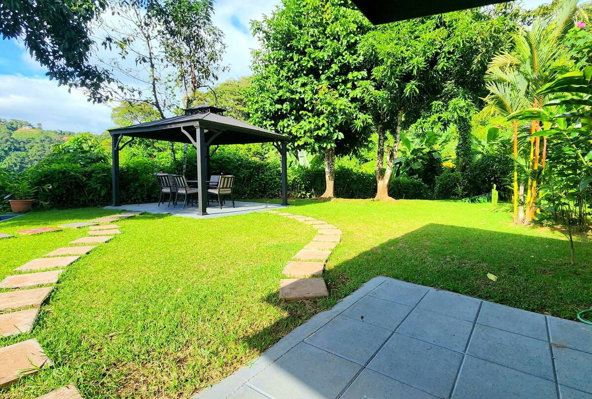 Lovely oasis overlooking the Jungle and sea