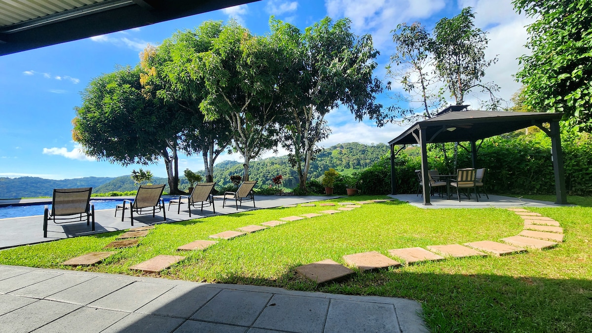 Lovely Jungle Oasis with Ocean views